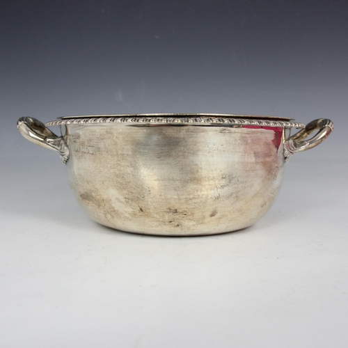 89 - A George IV silver souffle dish, Paul Storr, London 1822, the gadroon rim above plain polished body ... 