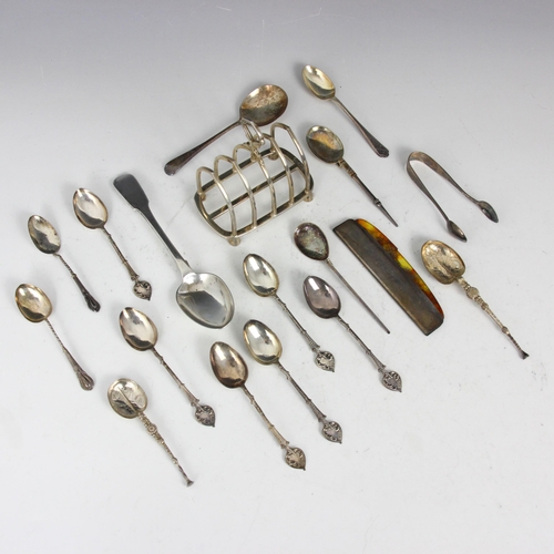 93 - A selection of silver, including a George V silver toast rack, William Lister & Sons, Sheffield 1933... 