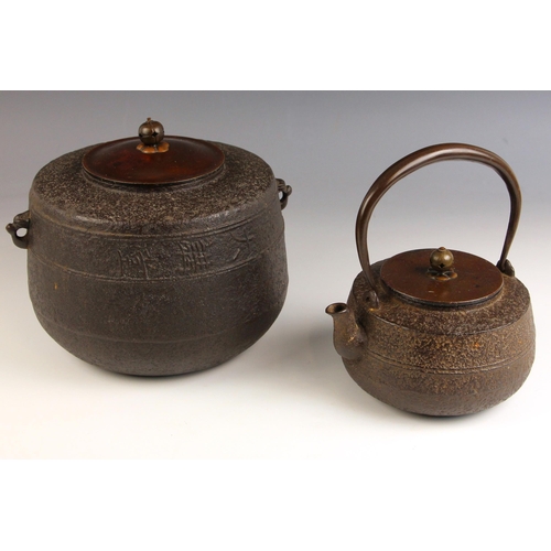 587 - A Japanese Tetsubin bronze and iron tea ceremony kettle, signed, with swing handle and removable cov... 