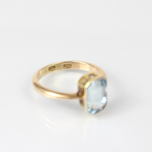 327 - An early 20th century untested aquamarine ring, the emerald cut untested aquamarine within white rub... 