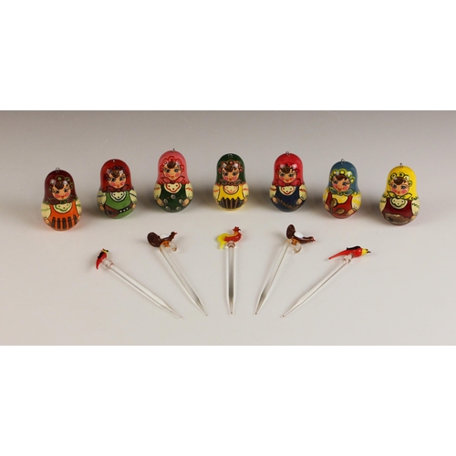 745 - Five novelty glass cocktail sticks, 20th century, each mounted with a glass bird model, comprising: ... 