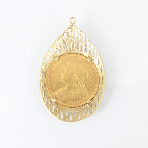 256 - A Victorian mounted full sovereign, dated 1895, within a textured gold coloured mount, gross weight ... 