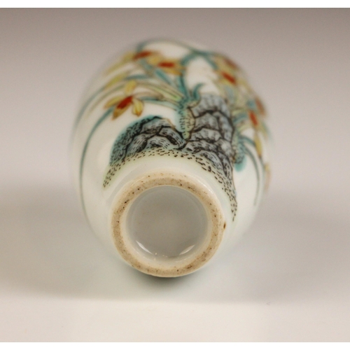 632 - A Chinese porcelain famille verte snuff bottle, 19th century, of cylindrical ovoid form with high sh... 