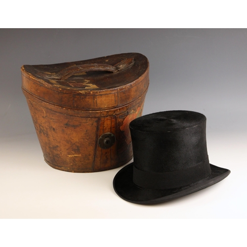 652 - An early 20th century leather hat box, bearing Cunard Line to Europe label, dated 1922, containing a... 