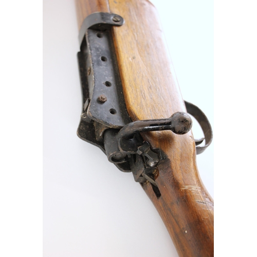 722 - WORLD WAR II INTEREST: A Swift type WWII training rifle with shoulder activated trigger release, 117... 