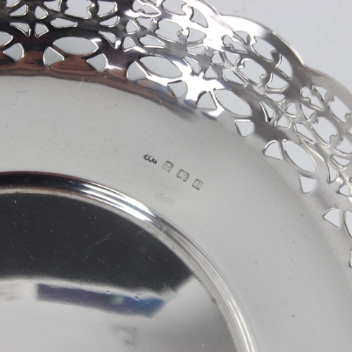 33 - A George V silver dish, J W Tiptaft & Son Ltd, Birmingham 1930, the openwork gallery above plain pol... 