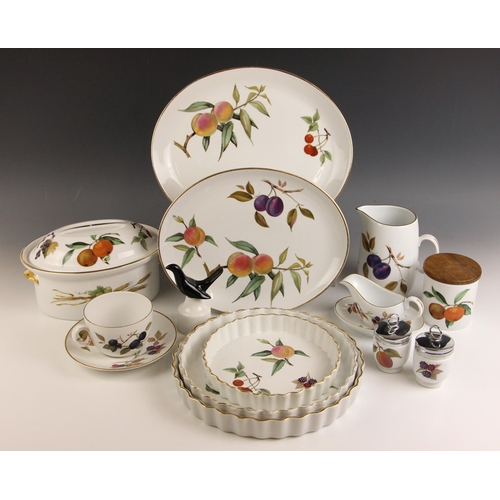 557 - A Royal Worcester part dinner service in the 'Evesham' pattern, comprising: six breakfast cups and s... 