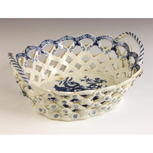 601 - An 18th century British porcelain chestnut basket, Lowestoft or Worcester, blue and white transfer p... 