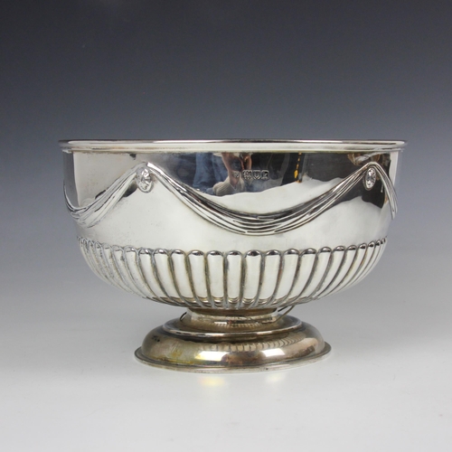 22 - An Edwardian silver rose bowl, Hunt & Roskell Ltd, London 1905, the half reeded body below garland e... 