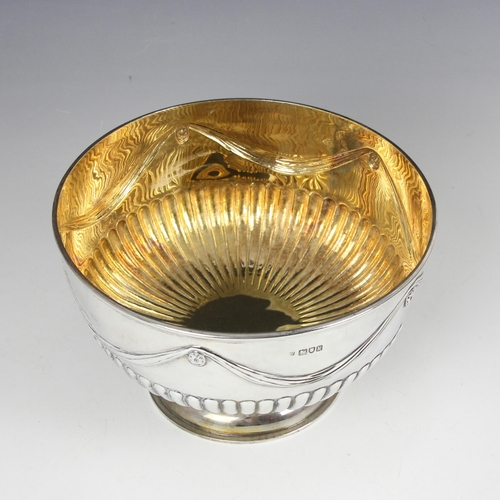 22 - An Edwardian silver rose bowl, Hunt & Roskell Ltd, London 1905, the half reeded body below garland e... 