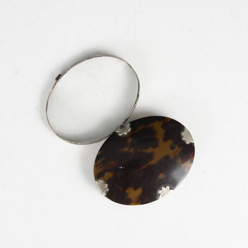 53 - An early 19th century tortoishell and white metal mounted magnifying glass, the oval shaped magnifyi... 