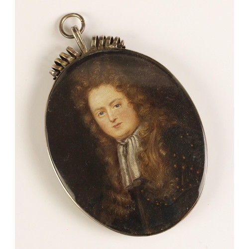 427 - English school (late 17th or early 18th century),  
A bust length portrait miniature depicting a gen... 