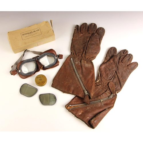 395A - A pair of WWII Air Ministry Issue RAF Mark VIII goggles, embossed '22C/930 7699', within original bo... 