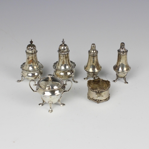 100 - An Edwardian silver part condiment set, Walker and Hall, Sheffield 1901, comprising two pepperettes,... 