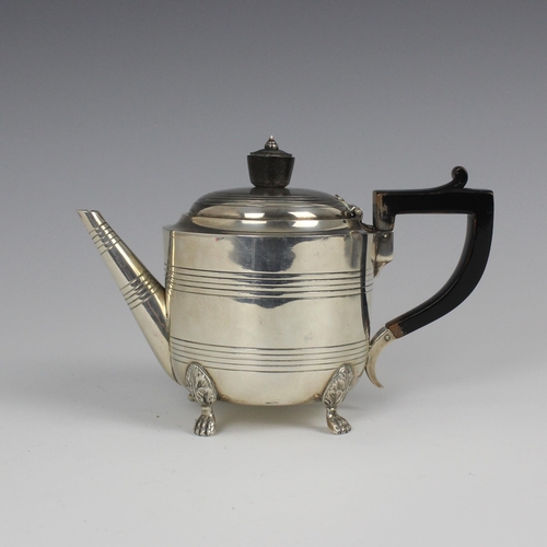 3 - An Edwardian silver teapot, Mappin & Webb Ltd, London 1902, the domed hinged cover above squat forme... 