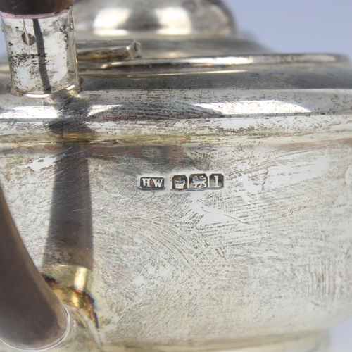 94 - A George V silver teapot, Lee & Wigfull, Sheffield 1928, the domed hinged cover above a compressed a... 