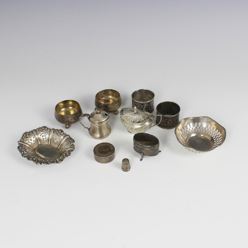 108 - A selection of silver to include a pair of Edwardian silver open salts, W Spurrier & Co, Birmingham ... 