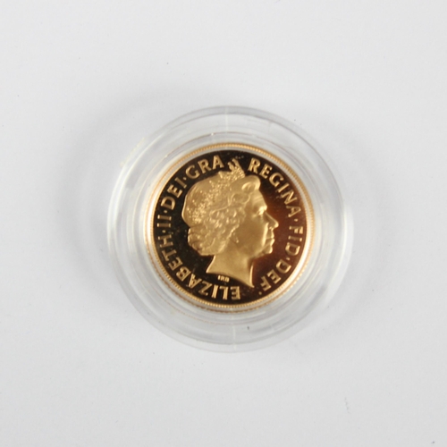 160 - Elizabeth II (1952-2022) Full sovereign, dated 2000, encapsulated