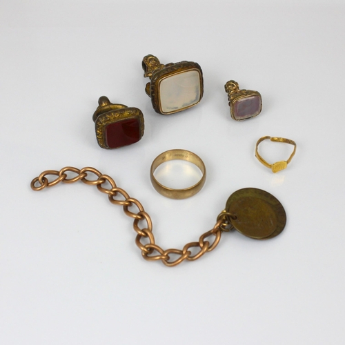 216 - A selection of jewellery, including a yellow metal part watch chain, stamped '9.375' 10.5cm long, wi... 