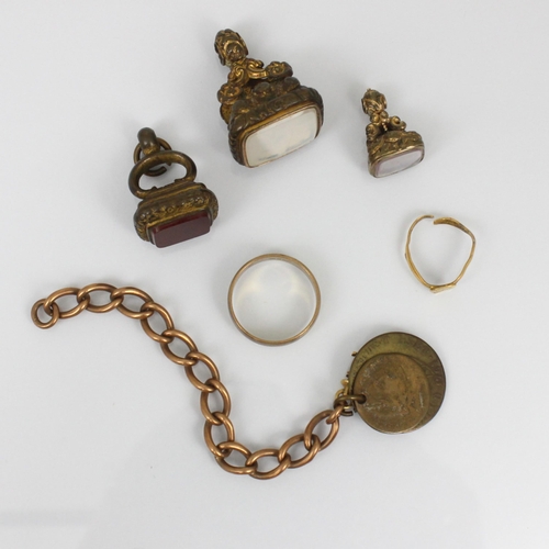 216 - A selection of jewellery, including a yellow metal part watch chain, stamped '9.375' 10.5cm long, wi... 