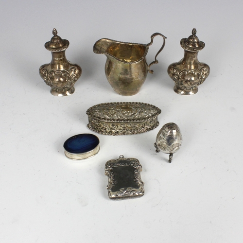 90 - A selection of silver, including a pair of Edwardian silver pepperettes, William Devenport, Birmingh... 