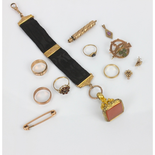 260 - A selection of jewellery, including a 9ct gold shamrock detailed brooch, with three 9ct gold wedding... 