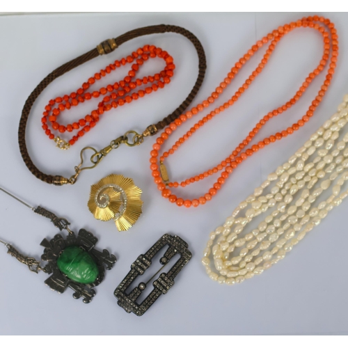 105 - A selection of jewellery, including a Mexican ‘jade’ coloured pendant, of stylised form the carved ‘... 