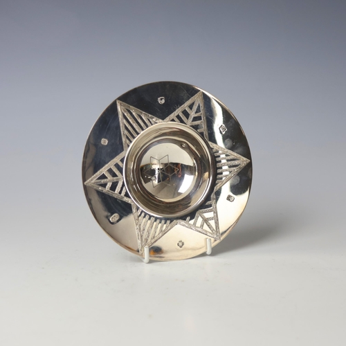 1 - A contemporary 'Spirit of Chester' silver bowl, Lowe and Sons, Sheffield 2000, the circular dish wit... 