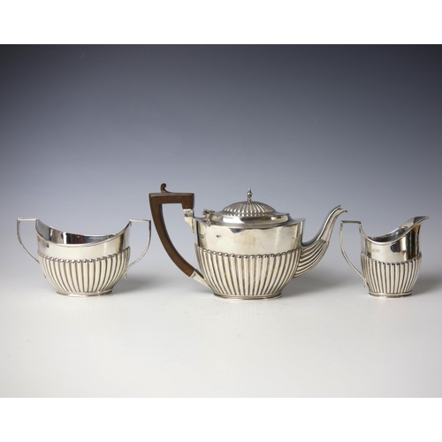 46 - An early 20th century silver tea service, Charles Stuart Harris, London 1900/1901, comprising teapot... 