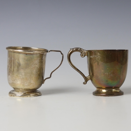 25 - A mid 20th century silver christening mug, Walker & Hall, Birmingham 1960, with presentation engravi... 