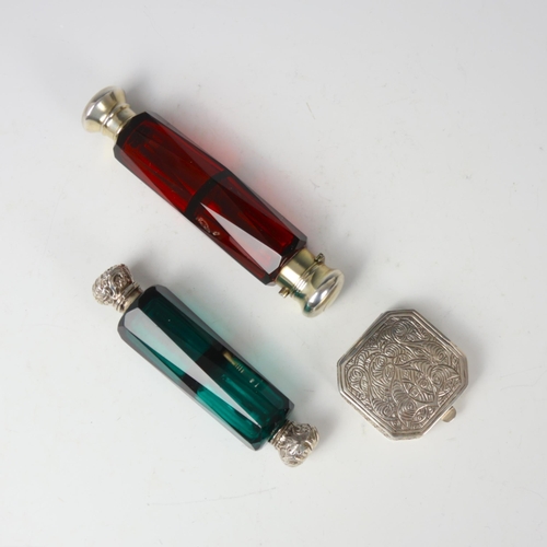 15 - A 19th century style double ended glass scent bottle, the silver coloured terminals marked 'Thompson... 