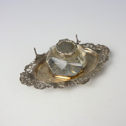 17 - A Victorian silver ink stand, Deakin & Francis Ltd, Birmingham 1900, the associated shaped silver to... 