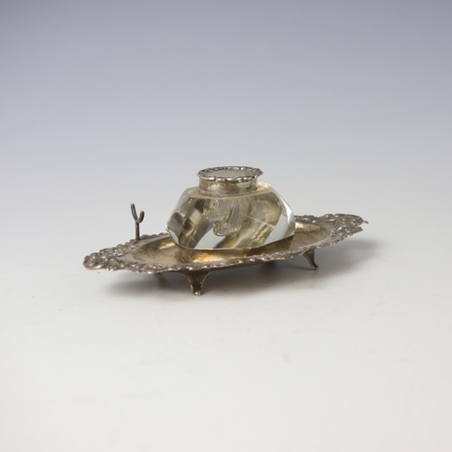 17 - A Victorian silver ink stand, Deakin & Francis Ltd, Birmingham 1900, the associated shaped silver to... 