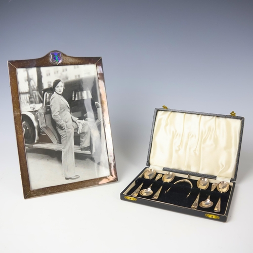 18 - A cased set of George VI silver Hanoverian pattern teaspoons, James Swann & Son, Birmingham 1940, th... 