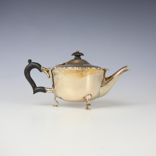 42 - A George V silver teapot, Synyer & Beddoes, Chester 1913, the pie crust style rim above plain polish... 