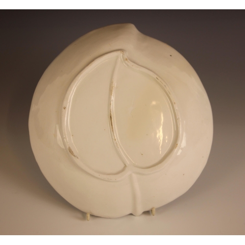 305 - A Bow porcelain kakiemon palette leaf shaped dish in the 'Two Quail' pattern, mid 18th century circa... 