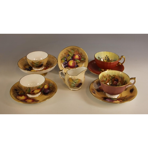 315 - A selection of Aynsley Orchard Gold tea wares, to include, a pedestal bowl 14cm diameter, a cup and ... 