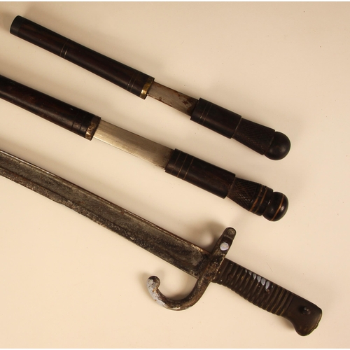 391 - A vintage East African tribal knife, probably from Malawi, the double edged blade set to a metal mou... 