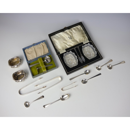 58 - A selection of silver, including a pair of William IV silver mustard pot spoons, London 1831, 10cm, ... 