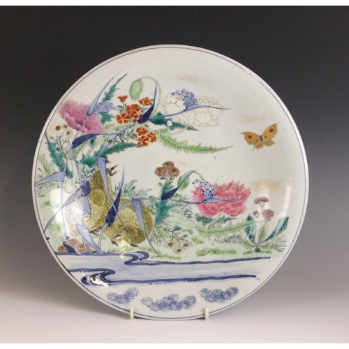 346 - A pair of Japanese porcelain chargers, Meiji Period (1868-1912), each of circular form and polychrom... 