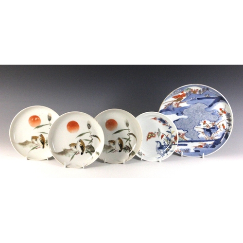 352 - A Japanese porcelain Imari plate, Meiji Period (1868-1912), of circular form and painted with two qu... 