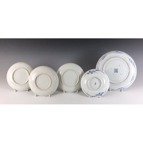 352 - A Japanese porcelain Imari plate, Meiji Period (1868-1912), of circular form and painted with two qu... 