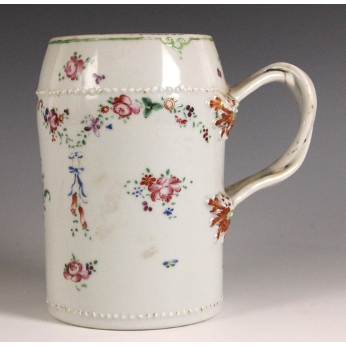 324 - A Chinese export porcelain tankard, Qianlong, (1737-1796), of typical cylindrical form externally pa... 