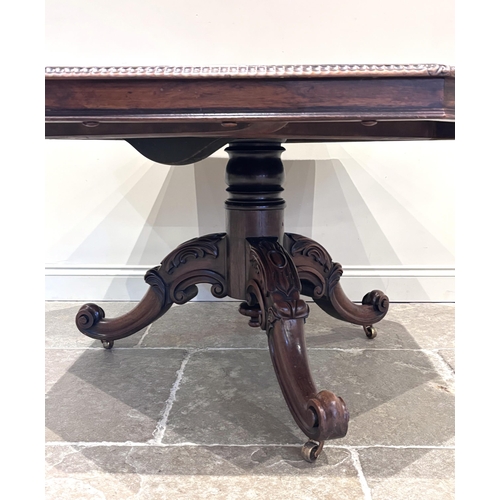 557 - A William IV rosewood breakfast table in the manner of W.A & S. Smee, the octagonal tilt-top with ga... 