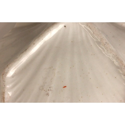 304 - A Bow porcelain kakiemon palette shell shaped dish in the 'Two Quail' pattern, mid 18th century circ... 