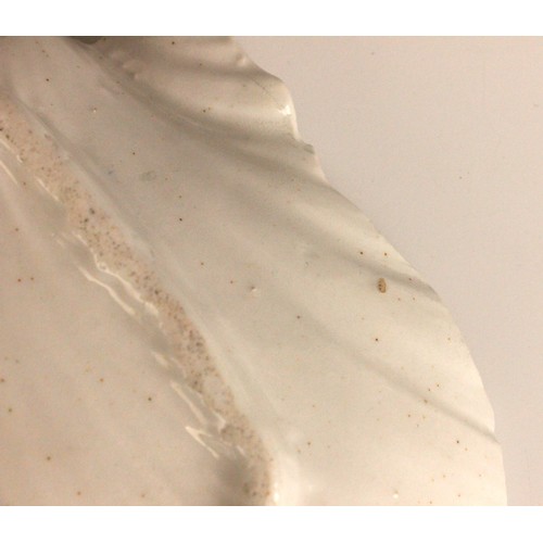 304 - A Bow porcelain kakiemon palette shell shaped dish in the 'Two Quail' pattern, mid 18th century circ... 