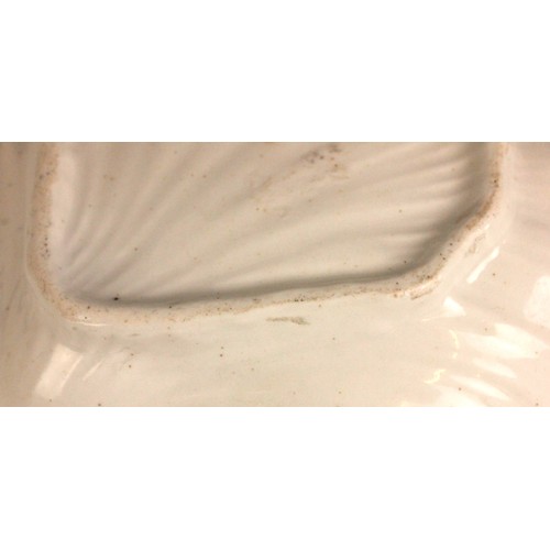 304 - A Bow porcelain kakiemon palette shell shaped dish in the 'Two Quail' pattern, mid 18th century circ... 