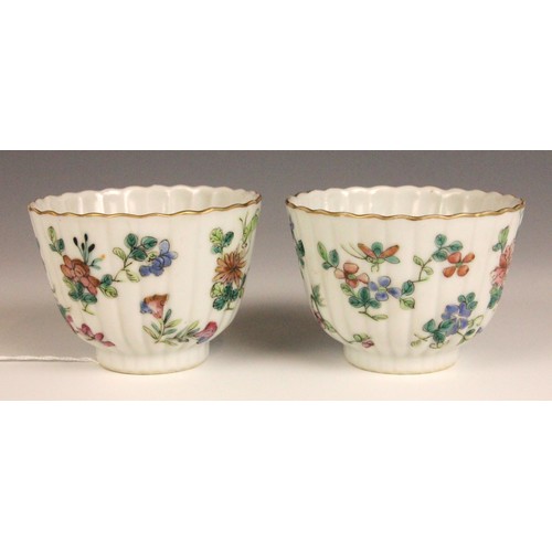 362 - A pair of Chinese porcelain tea bowls, Guangxu (1875–1908), each of fluted circular form and painted... 