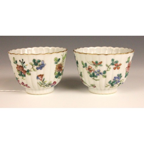 362 - A pair of Chinese porcelain tea bowls, Guangxu (1875–1908), each of fluted circular form and painted... 