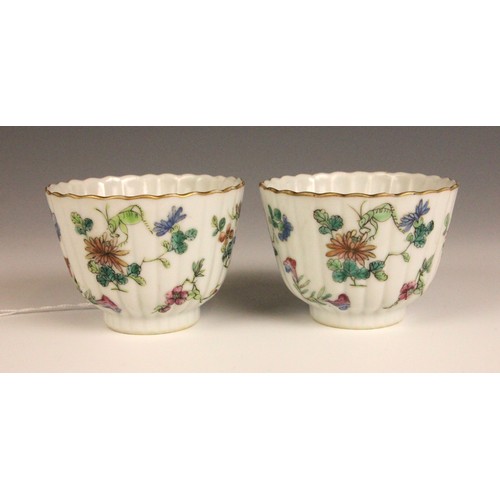 362 - A pair of Chinese porcelain tea bowls, Guangxu (1875–1908), each of fluted circular form and painted... 